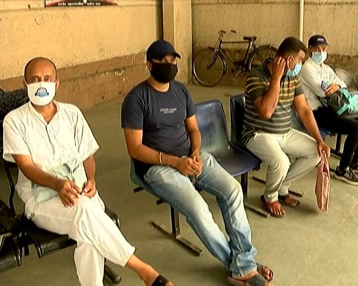 After hospital beds, remdesivir injection and oxygen, now a long line of people in Rajkot to get death certificates હોસ્પિટલમાં બેડ, રેમડેસિવિર ઈંજેકશન અને ઓક્સિજન બાદ હવે રાજ્યના આ મોટા શહેરમાં મરણા દાખલા લેવા લાગી લાંબી લાઈનો