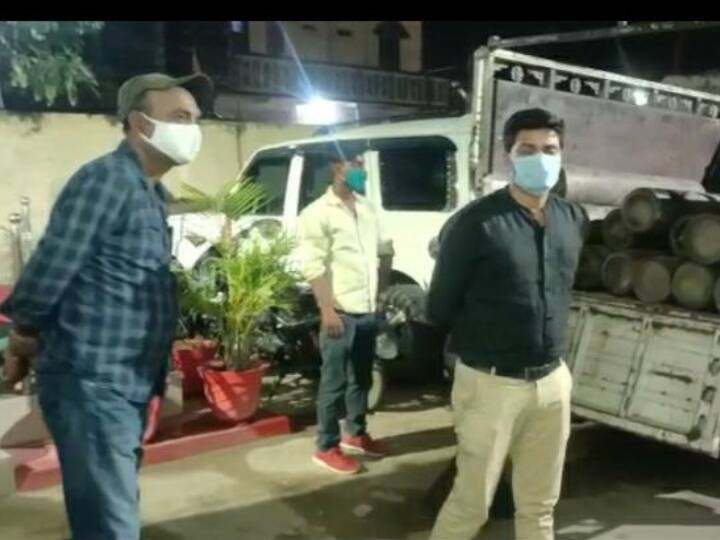 recovered 32 oxygen cylinders in police raid and handed over to mohania subdivision hospital ann कैमूरः पुलिस ने छापेमारी कर बरामद किया 32 ऑक्सीजन सिलेंडर, मोहनिया अनुमंडल अस्पताल को सौंपा