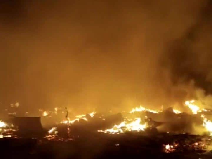 Fire extinguished at a slum in Barola area of Noida नोएडा: बरौला की झुग्गियों में लगी भीषण आग, दमकल की एक दर्जन गाड़ियों ने घंटों बाद पाया काबू