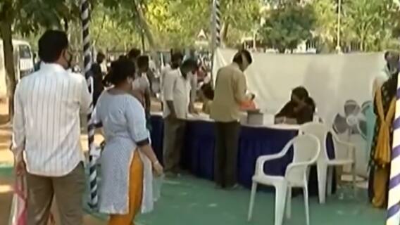 Gandhinagar: કોરોના ટેસ્ટિંગ માટે લોકોની લાંબી કતાર જોવા મળી, તબીબી અધિકારીએ શું કહ્યું,જુઓ વીડિયો