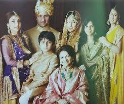 आपको बता दें कि सैफ और करीना ने काफी सालों तक डेटिंग करने के बाद 2012 में शादी की थी. इस शादी में सैफ के बच्चे सारा और इब्राहिम भी हिस्सा बने थे. शादी के बाद करीना दो बच्चों की मां बन चुकी हैं.