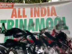 चुनाव परिणाम के बाद बंगाल में हिंसा, विरोध में ABVP कार्यकर्ताओं ने दिल्ली में TMC दफ्तर के बाहर किया प्रदर्शन