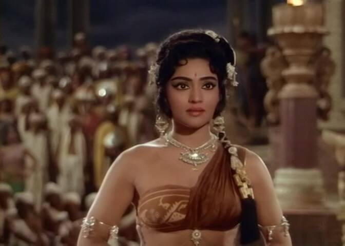 बिजली का जोरदार झटका लगने के बाद भी किस वजह से स्टेज पर डांस करने को तैयार थीं Vyjayanthimala? Bollywood actress Vyjayanthimala life unknown facts read full story बिजली का जोरदार झटका लगने के बाद भी किस वजह से स्टेज पर डांस करने को तैयार थीं Vyjayanthimala?