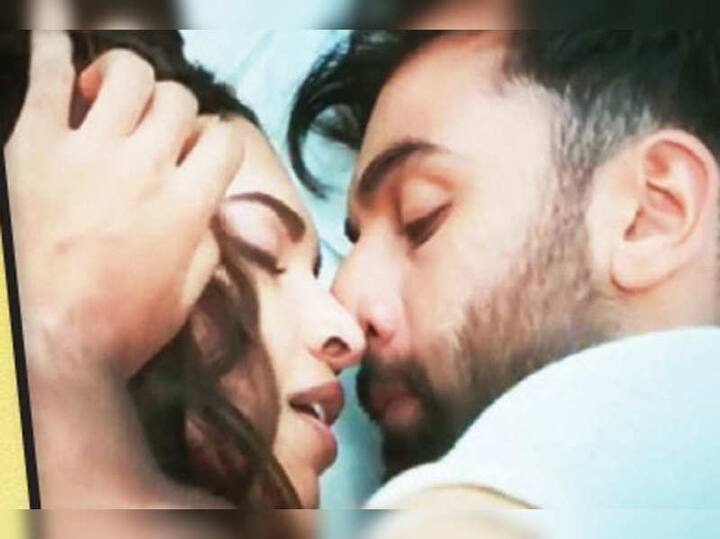 आपको बता दें कि रणवीर और दीपिका ने कई फिल्मों में शादी से पहले अपने को-स्टार्स को किस करने से परहेज नहीं किया है. दीपिका ने ये जवानी है दीवानी, तमाशा में रणबीर कपूर के साथ किसिंग सीन दिए थे. वहीं रणवीर ने अपनी एक्स-गर्लफ्रेंड अनुष्का शर्मा को बैंड बाजा बारात, दिल धड़कने दो जैसी फिल्मों में किस किया है.