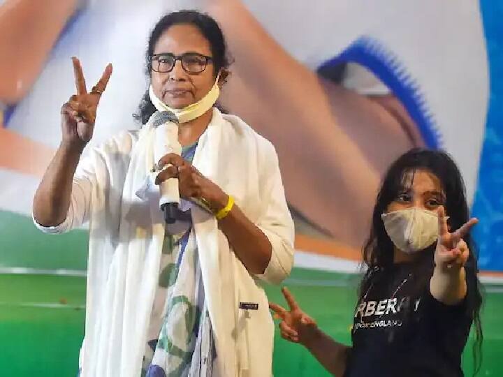 साऱ्या देशाचं आणि संपूर्ण राजकीय वर्तुळाचं लक्ष लागून राहिलेल्या पाच राज्यांच्या विधानसभा निवडणुकांचे निकाल हाती आले आहेत. यानंतर स्पष्ट होत आहे की, निवडणुकीच्या रिंगणात ममता बॅनर्जी पराभूत झाल्या असल्या तरीही पश्चिम बंगालचं मुख्यमंत्रीपद त्यांच्याचकडे असेल. तिसऱ्यांचा त्या प. बंगालच्या मुख्यमंत्रीपदी विराजमान होणार आहेत.