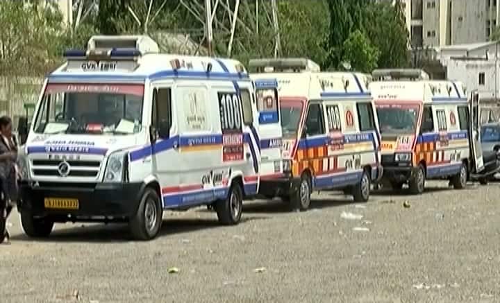 In Ahmedabad, the number of corona cases has also come down but the line of ambulances outside the Civil Hospital has remained the same અમદાવાદમાં કોરોનાના કેસમાં ઘટાડો પણ સિવિલ હોસ્પિટલ બહાર એમ્બ્યુલન્સની લાઈન યથાવત