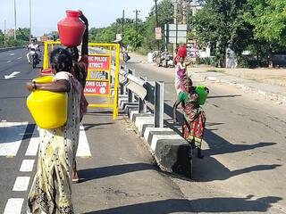 Tindivanam Road Accident: சாலையில் கவிழ்ந்த பாமாயில் டேங்கர்; காப்பாற்ற ஓடி வந்து குடம் குடமாய் அள்ளிச் சென்ற மக்கள்