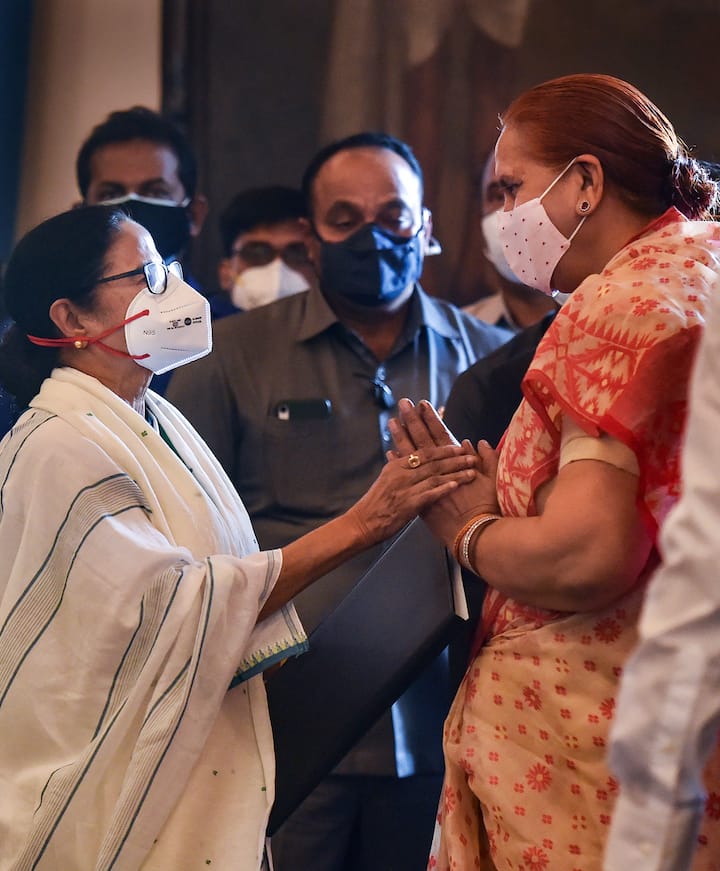 শপথ শুরুর আগে সবার সঙ্গেই সৌজন্য সাক্ষাৎ করেন মুখ্যমন্ত্রী।