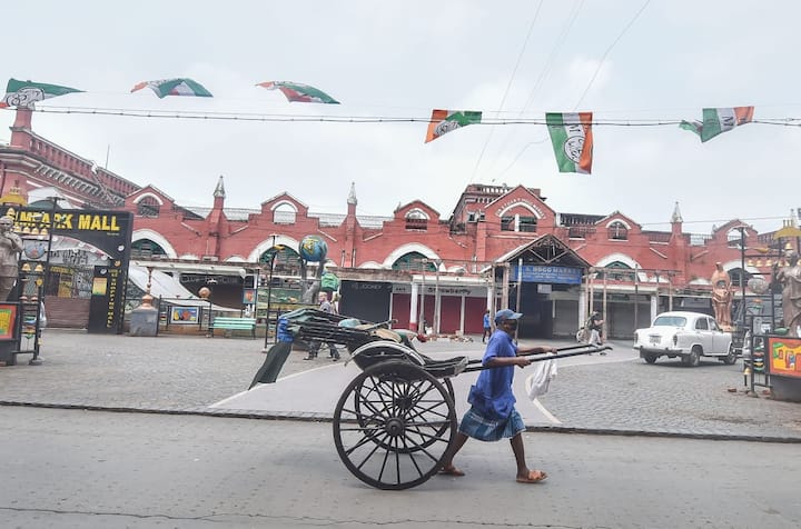 এছাড়া গয়নার দোকান বেলা ১২টা থেকে দুপুর ৩ টে পর্যন্ত খোলা থাকবে। আগের মতোই মুদিখানা, ওষুধ ও হোম ডেলিভারি আসছে না লকডাউনের আওতায়।