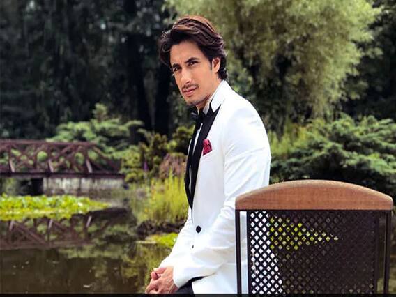 कोरोना के कारण देश में हाहाकार, पाकिस्तानी एक्टर Ali Zafar ने मुश्किल समय का सामना करने की मांगी दुआ कोरोना के कारण देश में हाहाकार, पाकिस्तानी एक्टर Ali Zafar ने मुश्किल समय का सामना करने की मांगी दुआ