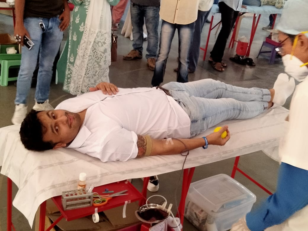 सोनू निगम ने कोरोना संकट के बीच किया रक्त दान, लोगों की मदद के लिए आगे आने की लगाई गुहार