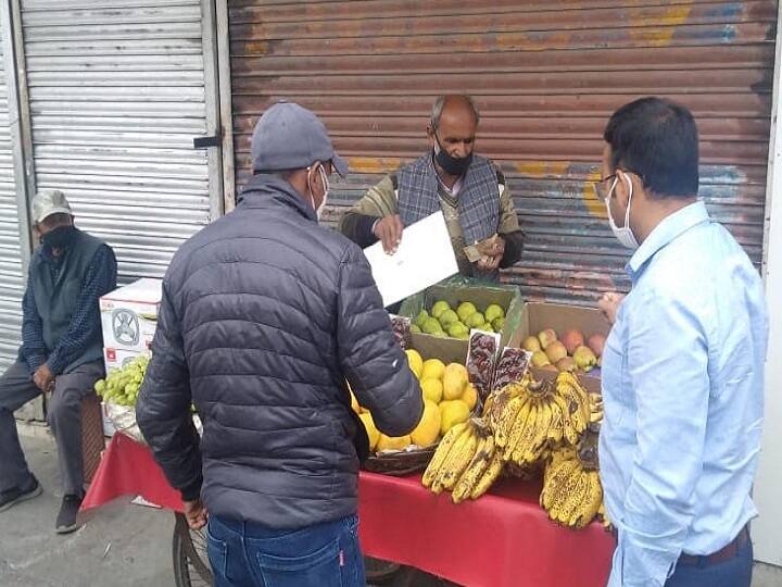 मसूरी में प्रशासन ने की बड़ी कार्रवाई, ज्यादा कीमत पर सामान बेचने वाले दुकानदार का किया चालान Mussoorie administration action against shopkeeper who gives goods at high price ann मसूरी में प्रशासन ने की बड़ी कार्रवाई, ज्यादा कीमत पर सामान बेचने वाले दुकानदार का किया चालान