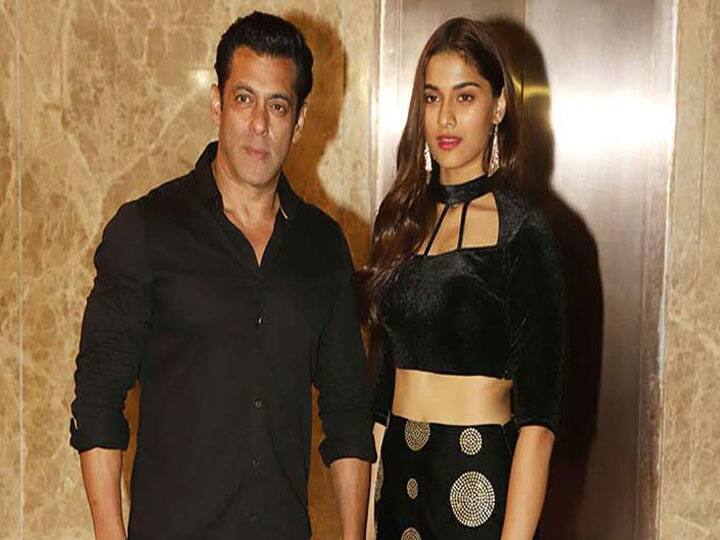 दिशा पाटनी ही नहीं बल्कि सलमान तो सई मांजरेकर के साथ भी पर्दे पर इश्क फरमा चुके हैं. जबकि दोनों की उम्र का अंतर जानकर आपका सिर ही चकरा जाएगा. सई जहां कुल 22 साल की हैं तो वहीं सलमान 55 के यानी पूरे 30 साल का अंतर. (फोटो - सोशल मीडिया)