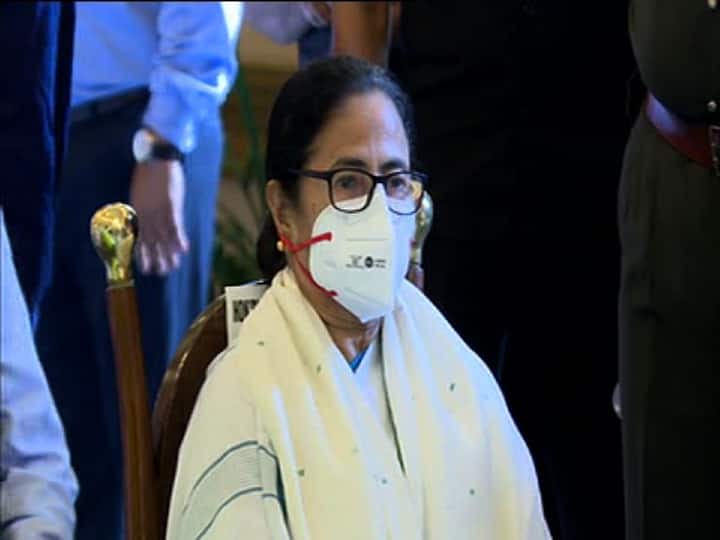আমন্ত্রিতদের তালিকাও যথেষ্ট সংক্ষিপ্ত। বুধবারের শপথগ্রহণ অনুষ্ঠানে আমন্ত্রণ জানানো হয়,  রাজ্যের প্রাক্তন মুখ্যমন্ত্রী বুদ্ধদেব ভট্টাচার্য, বামফ্রন্ট চেয়ারম্যান বিমান বসুকে। আমন্ত্রিতদের তালিকায় ছিলেন প্রদেশ কংগ্রেস সভাপতি অধীর চৌধুরী, কংগ্রেস সাংসদ প্রদীপ ভট্টাচার্য এবং বিধানসভার সদ্য প্রাক্তন বিরোধী দলনেতা আব্দুল মান্নান। আমন্ত্রণ করা হয়েছিল রাজ্য বিজেপির সভাপতি দিলীপ ঘোষ ও বিজেপি পরিষদীয় দলের প্রাক্তন নেতা মনোজ টিগ্গাকে। তবে, মুখ্য়মন্ত্রীর শপথ গ্রহণ অনুষ্ঠানে যাবেন না বলে এদিনই জানিয়ে দেন বিজেপি রাজ্য সভাপতি দিলীপ ঘোষ। তিনি বলেন, ভোটের পর আমাদের কর্মীদের উপর আক্রমণ হচ্ছে। সেই কারণেই শপথ অনুষ্ঠানে যাব না। যোগ দেননি বিমান বসুও।
