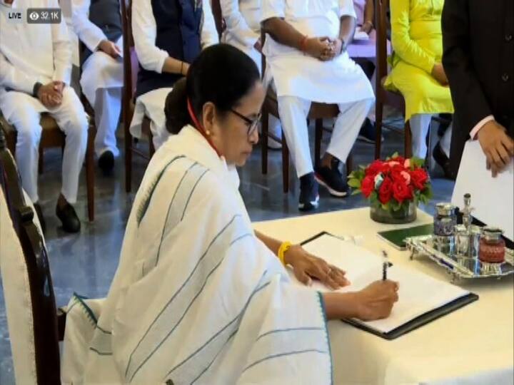 এই উপলক্ষে মমতা বন্দ্যোপাধ্যায়কে ট্যুইট করে অভিনন্দন জানালেন প্রধানমন্ত্রী নরেন্দ্র মোদি। প্রধানমন্ত্রী লেখেন, পশ্চিমবঙ্গের মুখ্যমন্ত্রী হিসাবে শপথগ্রহণের জন্য মমতা দিদিকে অভিনন্দন।