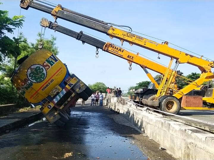 Tindivanam Road Accident: சாலையில் கவிழ்ந்த பாமாயில் டேங்கர்; காப்பாற்ற ஓடி வந்து குடம் குடமாய் அள்ளிச் சென்ற மக்கள்