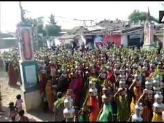 गुजरातः मंदिर में पूजा के लिए उमड़ी भीड़, सोशल डिस्टेंसिंग की उड़ी धज्जियां, पुलिस ने सरपंच सहित 23 पर लिया एक्शन