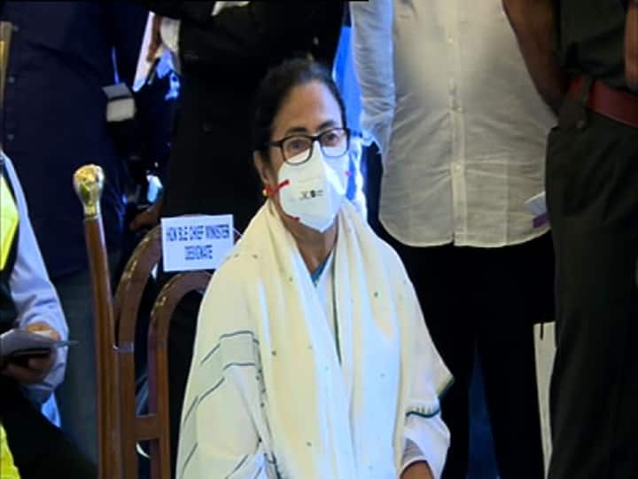 মুখ্যমন্ত্রীর শপথগ্রহণের পর রাজভবনে একটি চা-চক্রের আয়োজন করা হয়েছিল। তা সেরে সকাল সাড়ে ১১টা নাগাদ নবান্নে পৌঁছন মুখ্যমন্ত্রী। সেখানে তাঁকে গার্ড অব অনার দেওয়া হয়।