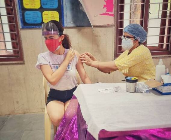 एक्ट्रेस राधिका मदान ने लिया कोविड वैक्सीन का पहला डोज़, लोगों से की वैक्सीन लगवाने की अपील