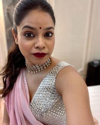 कॉमेडी क्वीन्स में शुमार सुमोना चक्रवर्ती ना सिर्फ अपने टैलेंट के लिए जानी जाती हैं. बल्कि वो रियल लाइफ में एक ग्लैमरस गर्ल हैं. सोशल मीडिया पर उनकी हॉट एंड फैबुलस पिक्स के लाखों फैन्स दीवाने हैं.