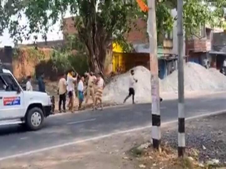 Bihar lockdown: Police attacked who gone for the implementation lockdown, video of villagers running with sticks VIRAL ann बिहार: लॉकडाउन का पालन कराने गई पुलिस पर हमला, लाठी-डंडा लेकर दौड़ते ग्रामीणों का वीडियो हुआ VIRAL