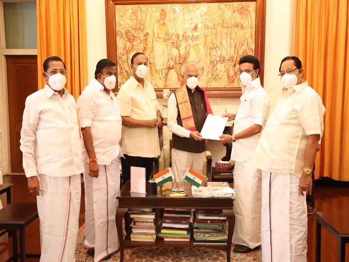 DMK president MK Stalin calls on Tamil Nadu Governor Banwarilal Purohit at Raj Bhavan in Chennai तमिलनाडु: स्टालिन ने राज्यपाल को सरकार बनाने का दावा किया पेश, 7 मई को शपथग्रहण समारोह