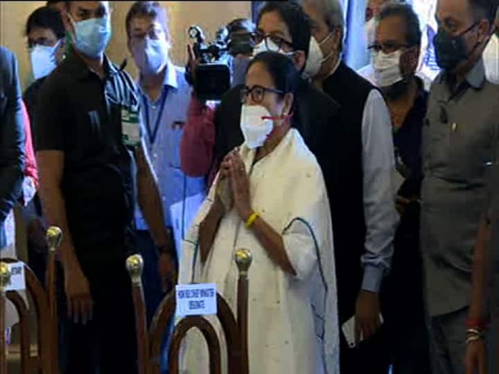 তৃণমূল সূত্রে খবর, করোনা পরিস্থিতি স্বাভাবিক হয়ে গেলে ২১ জুলাই ব্রিগেড প্যারেড গ্রাউন্ডে বিজয় উত্‍সব পালন করা হবে। সেখানে দেশের বিজেপি বিরোধী সব দলের নেতৃত্বকে আমন্ত্রণ করার পরিকল্পনা রয়েছে তৃণমূল নেতৃত্বের।