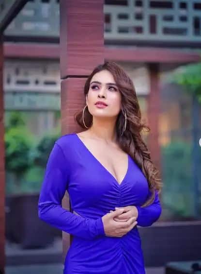 অনুরাগীদেরও ফিট থাকার পরামর্শ দেন নেহা।