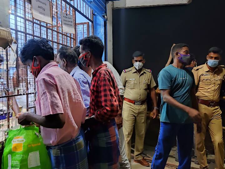 தள்ளுமுள்ளு சமாளிக்க கடை முன்பு குவிக்கப்பட்ட போலீசார்