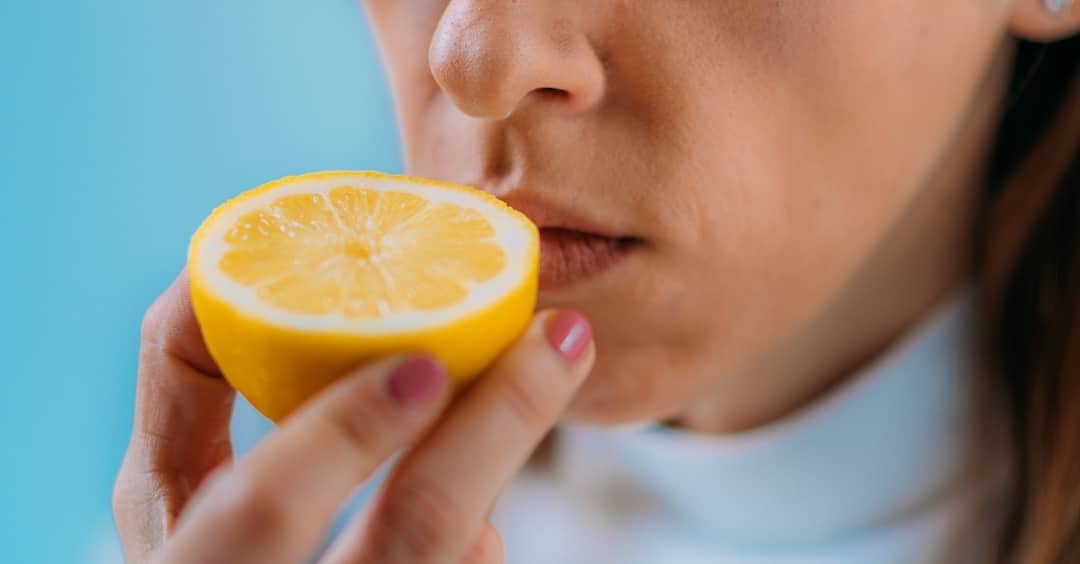 શું નાકમાં લીંબુનો રસ નાંખવાથી કોરોના મટી જાય છે ? સરકારે આ સારવાર મુદ્દે શું કર્યો ખુલાસો, જાણો વિગતે Can 2 drops of lemon juice in nose cure covid 19 know the truth about lemon therapy? શું નાકમાં લીંબુનો રસ નાંખવાથી કોરોના મટી જાય છે ? સરકારે આ સારવાર મુદ્દે શું કર્યો ખુલાસો, જાણો વિગતે