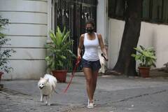 Maliaka Arora in Lockdown: লকডাউনের মধ্যে বাড়ির বাইরে পোষা কুকুরকে নিয়ে পায়চারি মালাইকার