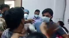 जान बचाने वाले डॉक्टरों से मारपीट क्यों?