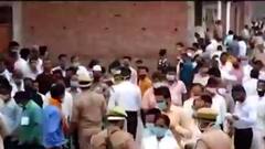 Jalaun में जीत के जश्न में डूबे नेता, आपदा काल की ये तस्वीरें बहुत डराती हैं!