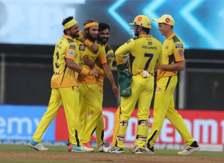 CSK Fly Hussey And Balaji In Air Ambulance, Dhoni Heads To Ranchi As IPL 2021 Stands Postponed CSK Fly Hussey And Balaji In Air Ambulance, Dhoni Heads To Ranchi As IPL 2021 Stands Postponed