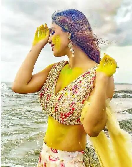 মায়ের সঙ্গে নেহার সম্পর্ক অত্যন্ত মধুর। নেহার মা-ও সবসময় তাঁর পাশে থাকেন।
