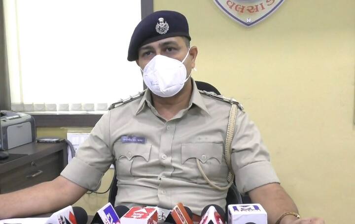 આ સમગ્ર મામલે ડુંગરી પોલીસે વધુ તપાસ હાથ ધરી છે.  એલસીબીએ 87 હજારના દારૂ સાથે પોલીસ કર્મચારી અને તેના પરિવારને ઝડપી પાડ્યો છે.  દમણથી દારૂ લઈ હેરફેર કરતો હતો  પોલીસ દ્વારા આરોપીની અટકાયત કરી વધુ તપાસ ડુંગરી પોલીસ દ્વારા કરવામાં આવી રહી છે.