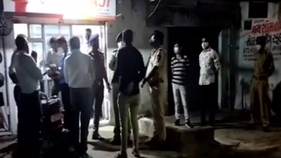 Rajkot: ગોંડલ રોડ પર આવેલી આ કુરિયર કંપનીમાં કર્મચારીને ખુરશી સાથે બાંધીને 15 લાખની કરાઈ લૂંટ, જુઓ વીડિયો