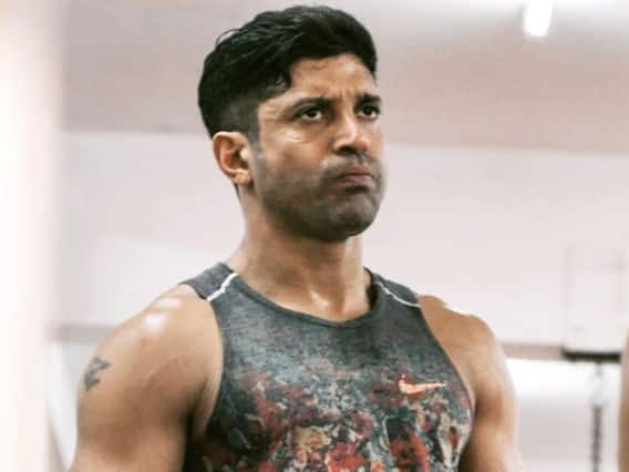 जब Farhan Akhtar ने बताया था अपना सबसे बड़ा एम्बेरेसिंग मोमेंट, किसी को गलत मैसेज भेजकर तोड़ दिया था अपना फोन जब Farhan Akhtar ने बताया था अपना सबसे बड़ा एम्बेरेसिंग मोमेंट, किसी को गलत मैसेज भेजकर तोड़ दिया था अपना फोन
