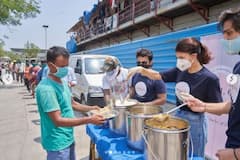 બોલિવૂડની આ હોટ એક્ટ્રેસ મુંબઈની સડકો પર ગરીબોને જમવાનું વહેંચતી નજરે પડી, જુઓ તસવીરો