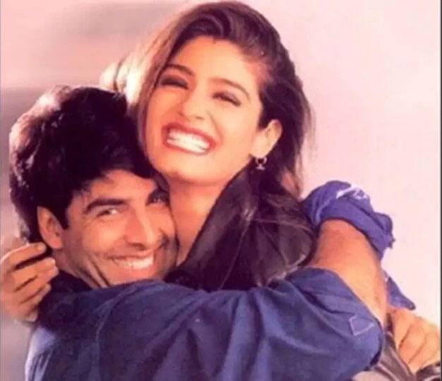 बात शादी तक जा पहुंची थीं. दोनों ही कलाकारों के परिवारवालें तक मिल चुके थे रिश्ता पक्का हो गया था. आखिरकार सगाई की तारीख तय हुई और दोनों ने मंगनी भी कर ली. इस वक्त अक्षय के प्यार में पागल रवीना ने करियर भी छोड़ने का मन बना लिया था. (फोटो - सोशल मीडिया)