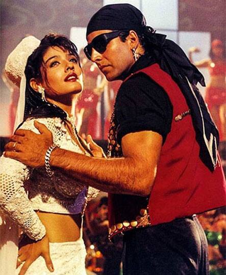 90 के दशक में रवीना टंडन और अक्षय कुमार ने कुछ फिल्में साथ की थीं उनमें से एक थी मोहरा. इस फिल्म के दौरान ही अक्षय मस्त मस्त गर्ल के दीवाने हो गए थे. धीरे धीरे रवीना भी अक्षय को दिल दे बैठीं और इस रिलेशनशिप में काफी सीरियस हो गई थी. (फोटो - सोशल मीडिया)