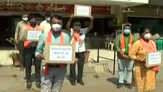 Vadodara: કોરોનાકાળમાં રાજકીય પાર્ટીઓ રાજકારણમાં વ્યસ્ત,ભાજપે શા માટે કર્યા ધરણા?,જુઓ વીડિયો