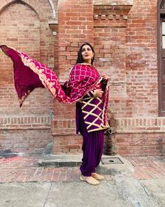 पीली धूप पहनकर तुमः पीला सूट पहन बगीचे में घूमती दिखीं Sapna Choudhary, फिर दिखा वही पुराना स्वैग