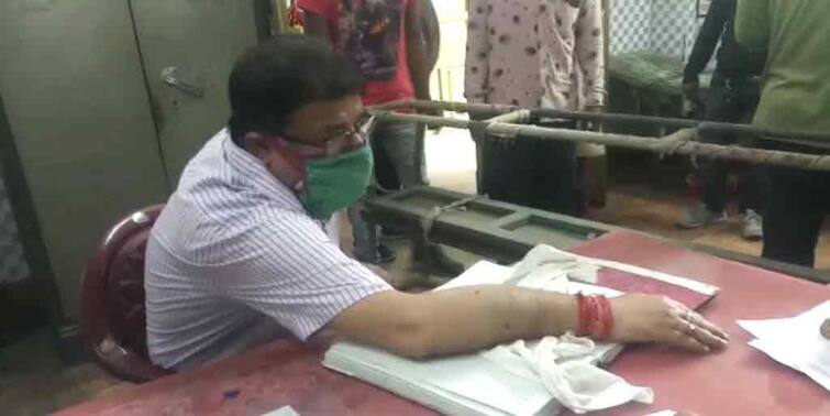 West Bengal Violence Former TMC MLA Udayan Guha assaulted at Dinhata suffers fracture hopitalized Bengal Violence:  দিনহাটায় প্রাক্তন তৃণমূল বিধায়ক উদয়ন গুহর ওপর হামলা, ভাঙল হাত, ভর্তি হাসপাতালে