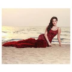 ક્યારેક દેસી તો ક્યારેક હૉટ બનીને Amyra Dasturએ ફ્લૉન્ટ કર્યુ પોતાનુ સુંદર ફિગર, તસવીરો જોઇને ફેન્સ થયા દિવાના......