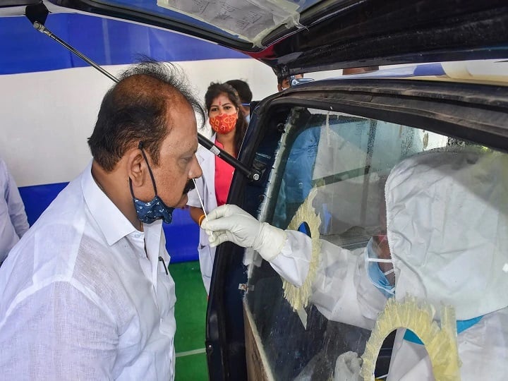 দেশে প্রতিদিন গড়ে আক্রান্ত হচ্ছেন লক্ষ লক্ষ মানুষ। পরীক্ষাও করাতে আসছেন কয়েক লক্ষ। ফলে, দেশের ল্যাবরেটরিগুলির ওপর করোনা পরীক্ষার পর্বতপ্রমাণ চাপ আসছে।