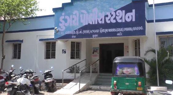 બાતમીને લઈ LCBએ વોચ ગોઠવી કાર અટકાવી તપાસ કરતા કારમાંથી દારૂ મળી આવ્યો હતો. કાર ચલાવનાર આરોપીનું નામ દિપક પરમાર છે. જે  ભરૂચ હેડ ક્વાર્ટર ખાતે પોલીસ કર્મચારી તરીકે ફરજ બજાવે છે.