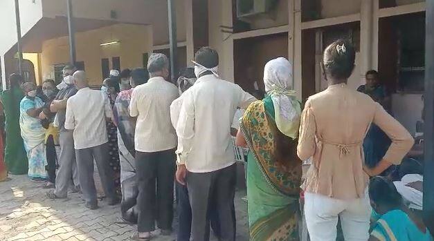 Coronavirus Update: Black marketing allegation in vaccination centre queue in Howrah Vaccination Line Black marketing: দেড় হাজার টাকার বদলে ভ্যাকসিনের লাইন 'বিক্রি'