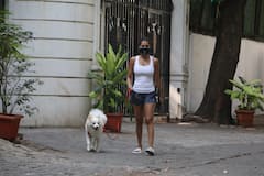 लॉकडाउन के बीच पेट डॉग कैस्पर के साथ वॉक करने सड़कों पर निकलीं Malaika Arora, सामने आई हैं ये तस्वीरें