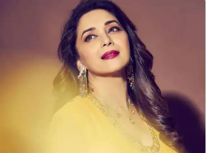 Madhuri Dixit : बॉलिवूडची धकधक गर्ल माधुरी दीक्षित यावर्षी  Finding Anamika मधून आपला ओटीटी डेब्यू करणार आहे. एक महिला अचानक गायब होते आणि एक दिवस सापडते. त्यानंतर जे कथानक पडद्यावर उलगडतं ते खरंच अंगावर काटा आणणारं असतं. यामध्ये माधुरी दीक्षित महत्त्वाच्या भूमिकेत दिसून येणार आहे. (Photo Credit : Social Media)
